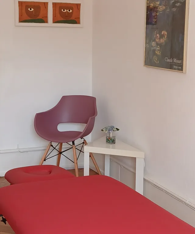 Behandlungsraum mit Behandlungsliege